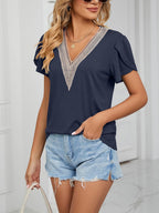 Top Chiara para mujer – Escote en V con encaje, mangas pétalo, blusa casual elegante