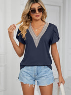 Top Chiara para mujer – Escote en V con encaje, mangas pétalo, blusa casual elegante