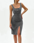 Madison Damenkleid – Midikleid aus elastischem Denim mit verstellbaren Trägern und Schlitz