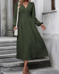 Grace damekjole med V-hals – elastisk stoff, elegant passform og krøllfri velour