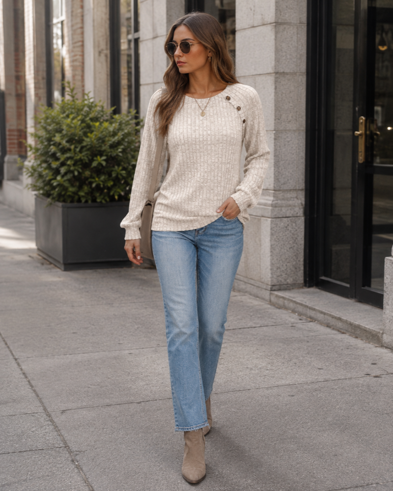Jersey de mujer Adelaide de canalé – Cuello redondo, mangas largas y botones en los hombros
