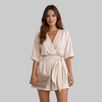Trina Combinaison Femme Élégante – Combishort avec Col V Croisé et Ceinture à la Taille