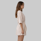 Trina Combinaison Femme Élégante – Combishort avec Col V Croisé et Ceinture à la Taille