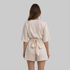 Trina Combinaison Femme Élégante – Combishort avec Col V Croisé et Ceinture à la Taille