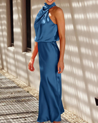 Vestido largo Camille para mujer de satén: cuello alto, sin mangas y dobladillo asimétrico