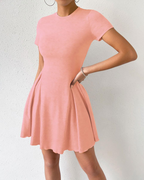 Robe mini bodycon pour femme Megan Abito – taille haute, jupe plissée et manches courtes