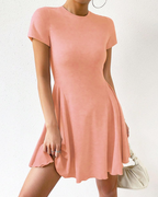 Robe mini bodycon pour femme Megan Abito – taille haute, jupe plissée et manches courtes