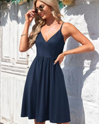 Everly Dámské krátké šaty – výstřih do V, tenká ramínka a boční kapsy
