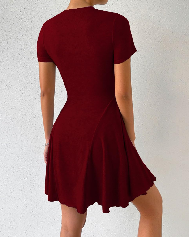 Robe mini bodycon pour femme Megan Abito – taille haute, jupe plissée et manches courtes
