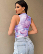 Dámský crop top Zinnia Tie-Dye – vysoký límec, boční řasení a přiléhavý střih